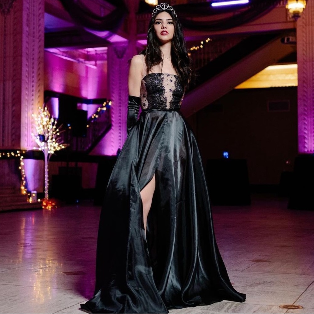 Lucia’s Sarto 🪡gown small